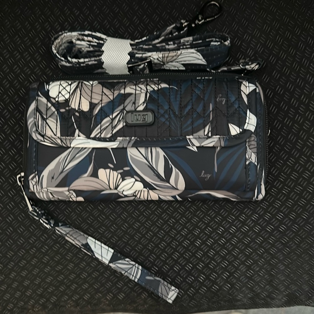 Lug Kickflip Convertible Wallet in lily black with free lug pen! NWOT